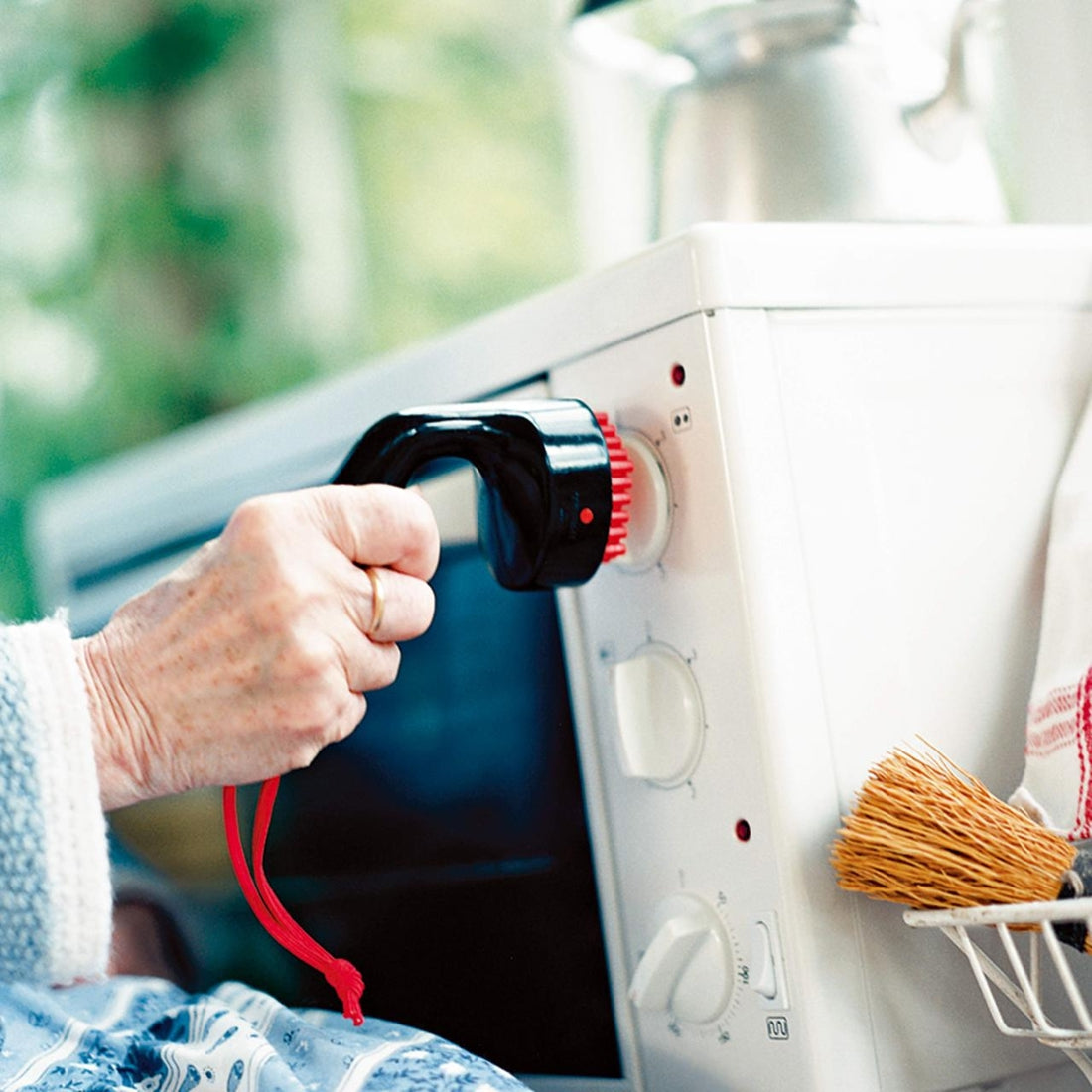 Universal Tap Turner - Easy Grip, Lightweight Tap Aid for Seniors & Disabilities - Fits Door Handles, Water Taps & Appliance Knobs