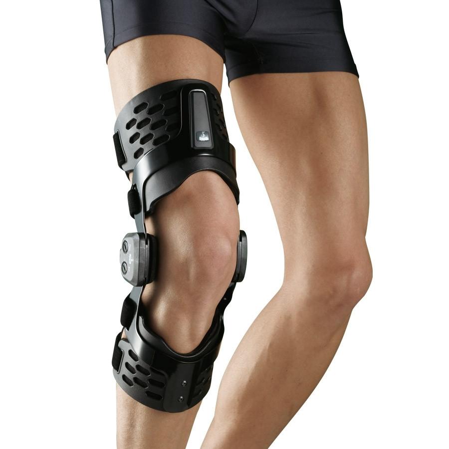 Knee brace with adjustable ROM hinge and swivel lock