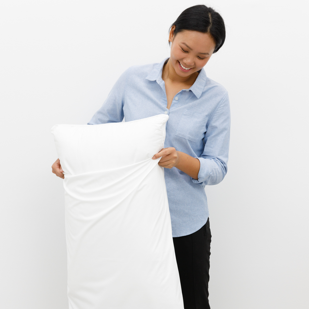 Reusable pillow protector, wipeable and breathable cover