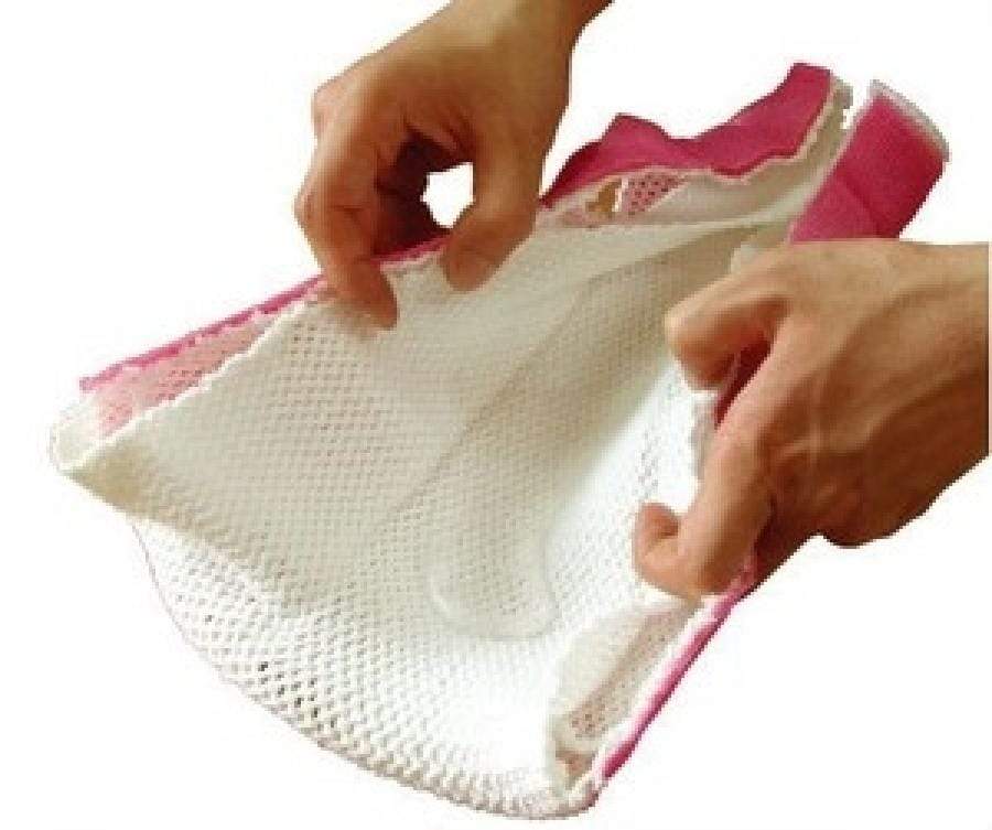 Cast under-pad with fast-draining synthetic fibre